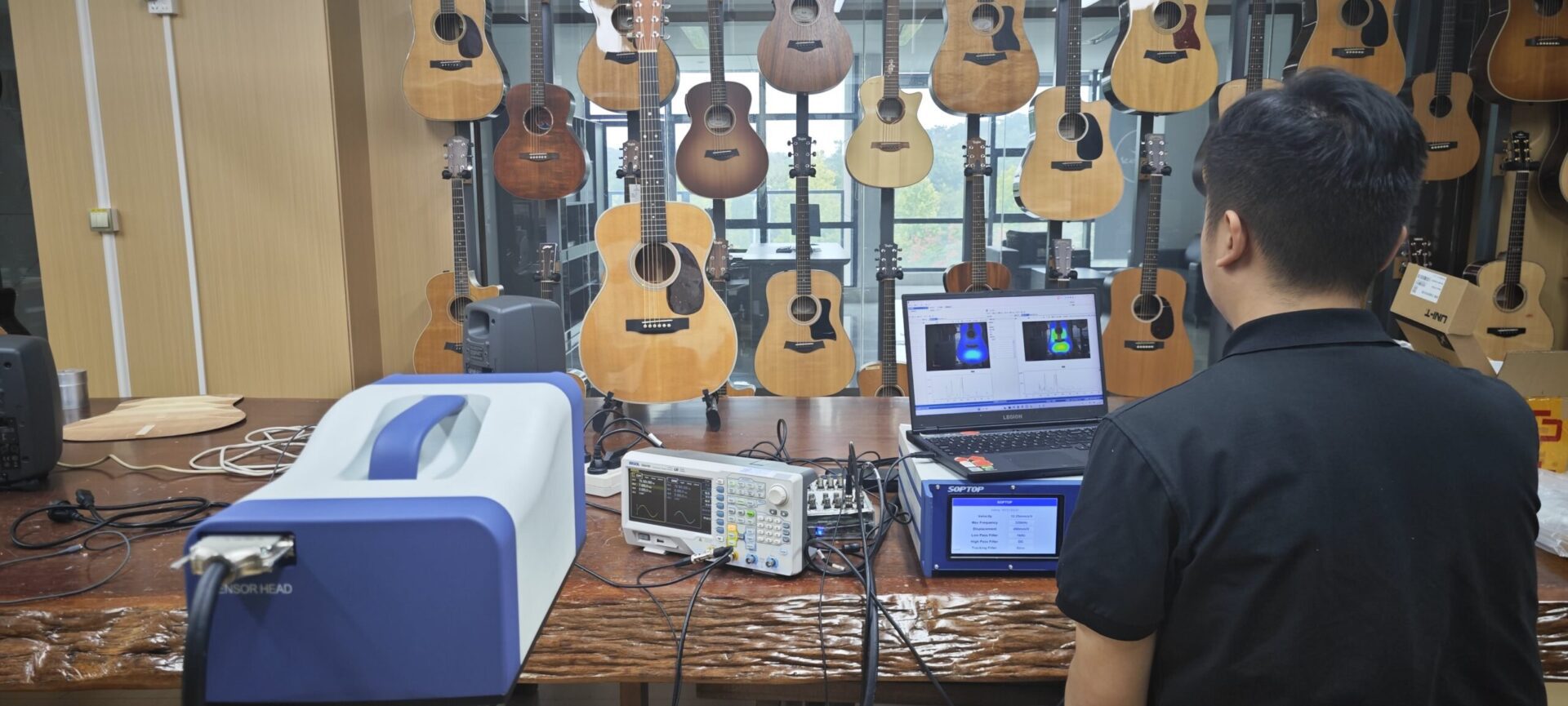卡马吉他音乐人手持原声吉他