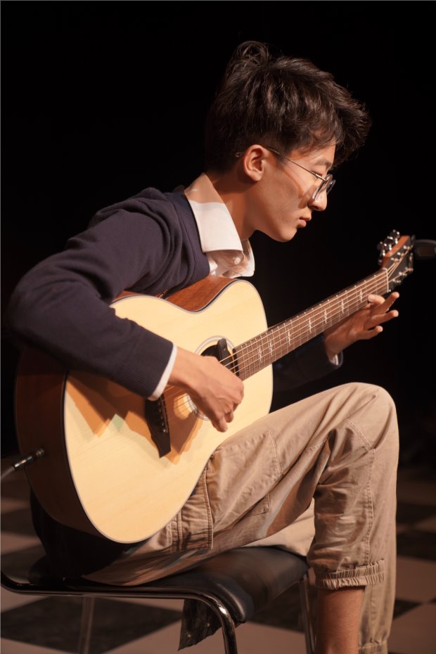 往届卡马杯选手近景演奏